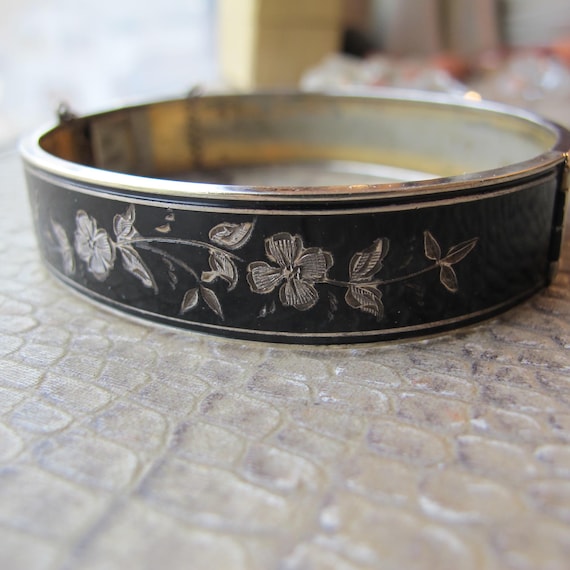 FMCO Signed Finberg Mfg. Co. Etched Enamel Flowering Vine Hinged