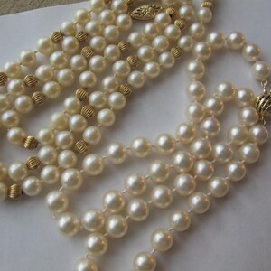 Halsband med odlade längre pärlor och 14k guldräfflade pärlor, dödsbo, en ägare, vintage 70-tal, japanska saltvattenspärlpärlor, i befintligt silke bild 15