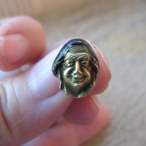 Rosto com capuz masculino 14k quilates ouro amarelo e esmalte preto, pequeno broche de lapela. Broche raro de letra com símbolo grego da faculdade. Broche de ouro antigo difícil de encontrar