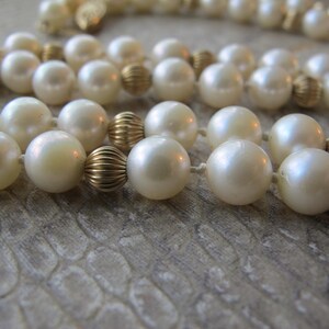 Halsband med odlade längre pärlor och 14k guldräfflade pärlor, dödsbo, en ägare, vintage 70-tal, japanska saltvattenspärlpärlor, i befintligt silke bild 16