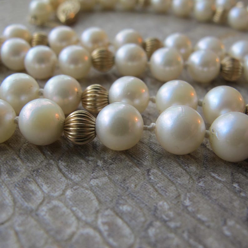 Halsband med odlade längre pärlor och 14k guldräfflade pärlor, dödsbo, en ägare, vintage 70-tal, japanska saltvattenspärlpärlor, i befintligt silke bild 16