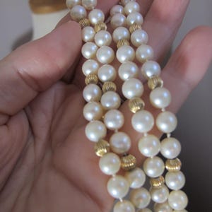 Halsband med odlade längre pärlor och 14k guldräfflade pärlor, dödsbo, en ägare, vintage 70-tal, japanska saltvattenspärlpärlor, i befintligt silke bild 13