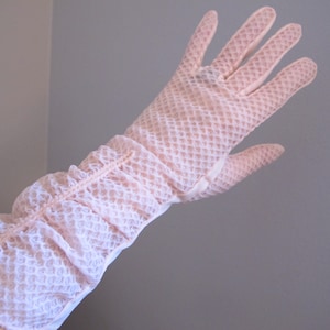 Guantes de nailon rosa de Max Mayer, estilo boudoir, estilo Hollywood Regency Chic, años 50, Alemania Occidental, fruncidos y texturizados, estilo Lolita.