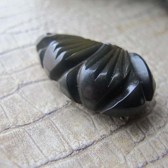 Deeply Carved Art Deco Bakelite Dress Clip, Ameri… - image 5