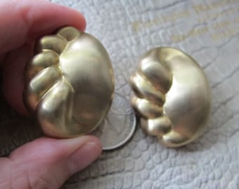 Statement Satin Gold Ton Große Ohrclips. Designer-Stil und Qualität. Avantgarde Gold Ton Modeschmuck. Gold Ohrringe