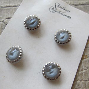 Bottoni in vetro Schwanda a occhio di gatto, argento e grigio, originali degli anni '40, inutilizzati, in cartoncino, zona USA, Germania. 4 pezzi rotondi, 1/2 pollice.