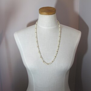 Halsband med odlade längre pärlor och 14k guldräfflade pärlor, dödsbo, en ägare, vintage 70-tal, japanska saltvattenspärlpärlor, i befintligt silke bild 8