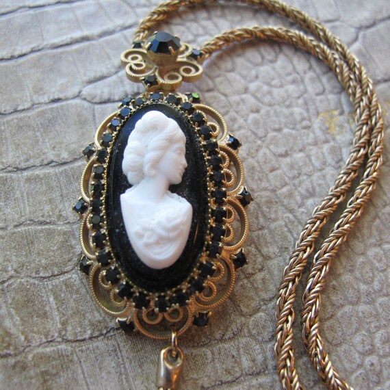 HOBE Glass Cameo Victorian Revival Pendant Chain N