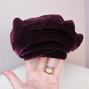 Paarse fluwelen dameshoed met tulband jaren 40 tot 50. Woodward & Lothrop-modeaccessoire. Vintage modieuze hoeden, pruimfluwelen hoed jaren '30 tot '50