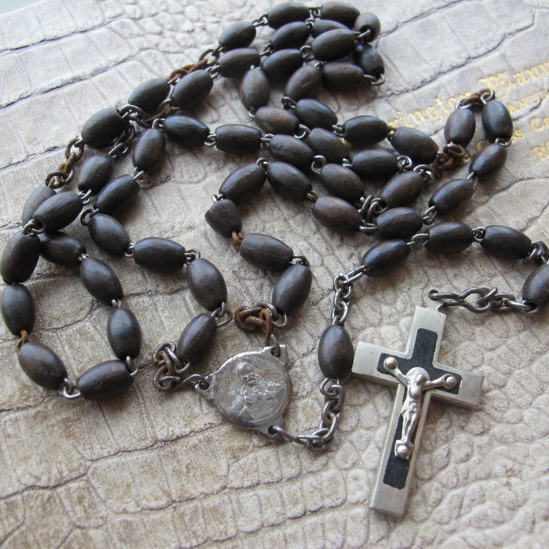 Eljjhah Mode handgemaakte religieuze sieraden katholieke christelijke ronde kralen rozenkrans houten kruis hanger ketting (metalen kleur: zoals afbeelding