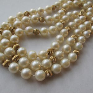 Halsband med odlade längre pärlor och 14k guldräfflade pärlor, dödsbo, en ägare, vintage 70-tal, japanska saltvattenspärlpärlor, i befintligt silke bild 14