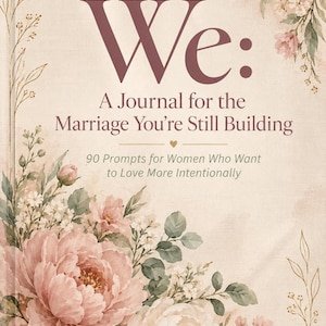 Op de afbeelding: Een hardcover dagboek met een crèmekleurige kaft voorzien van een bloemenillustratie van roze pioenrozen en groene bladeren. De tekst luidt: We: A Journal for the Marriage You’re Still Building, 90 Prompts for Women Who Want to Love More Intentionally.