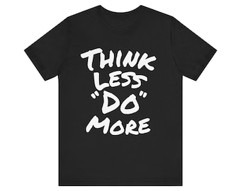 Camiseta «Piensa menos, haz más» / Camiseta motivacional con texto en letras cursivas