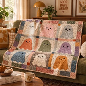 Può includere: Una coperta trapuntata con un motivo a griglia di nove quadrati, ognuno dei quali mostra un fantasma sorridente in vari colori tra cui bianco, rosa, blu, arancione, verde e viola, su sfondi di tessuto con motivi floreali e stellati.
