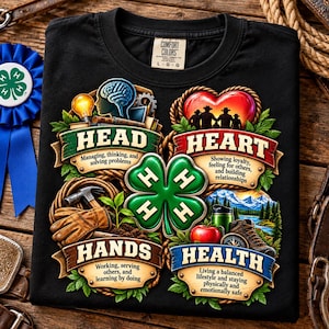 Puede incluir: Una camiseta negra con un gráfico dividido en cuatro secciones etiquetadas como Head, Heart, Hands y Health. Cada sección incluye ilustraciones como un cerebro, un corazón, un martillo con guantes y un paisaje, alrededor de un emblema de trébol verde.