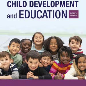 Könnte beinhalten: Das Lehrbuch mit dem Titel Child Development and Education Eighth Edition von Teresa M. McDevitt und Jeanne Ellis Ormrod zeigt auf dem Cover eine Gruppe von zehn verschiedenen Kindern, die vor einem hellen Hintergrund mit violettem Rand lächeln.