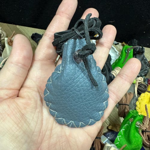 Bolsa de cuero cosida a mano para amuletos, cristales y hechizos.