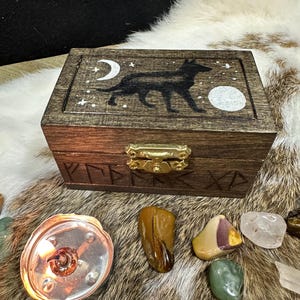 Canine Wolf Dog Totem Box - Runes Moon and Stars - voor kristallen kaarten runen ogham botten - Pagan Wicca Shaman Heathen Druid
