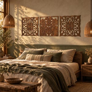 Puede incluir: Tres paneles de pared cuadrados de madera con intrincados patrones florales y de volutas cortados con láser. Los dos paneles exteriores muestran diseños radiales simétricos, mientras que el central presenta formas de hojas verticales.