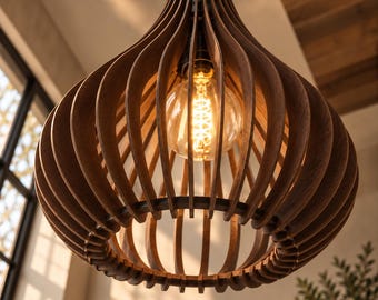 Può includere: Una lampada a sospensione con un paralume arrotondato a forma di gabbia, costruito con listelli di legno marrone scuro verticali e curvi. Una singola lampadina in vetro trasparente con filamento luminoso è al centro.