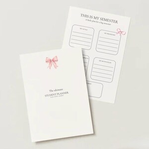 Może przedstawiać: Biały planer studencki z ilustracją różowej kokardki i napisem The ultimate STUDENT PLANNER. Dołączona kartka z tytułem THIS IS MY SEMESTER zawiera sekcje na cele, priorytety i motywację z małymi akcentami w postaci różowych kokardek.