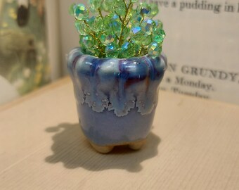Perles irisées vert citron : Plante en pot de céramique violet et bleu