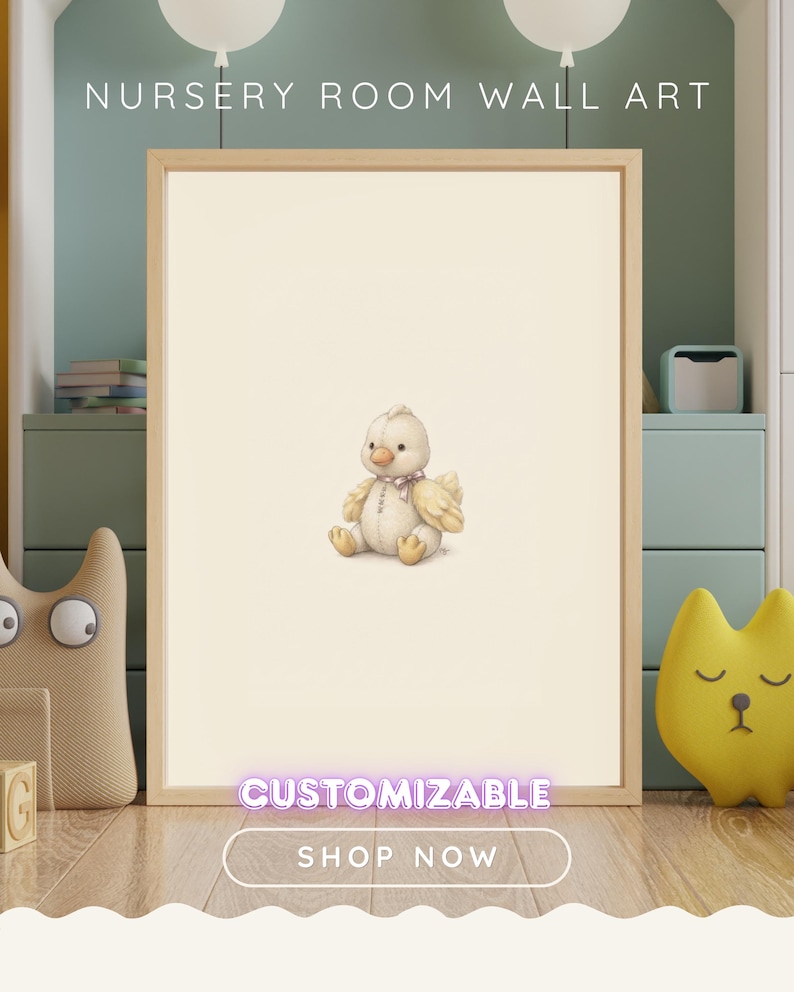 K&ouml;nnte beinhalten: Ein gerahmtes Wandbild mit einer zentralen Illustration eines kleinen, cremefarbenen Pl&uuml;schk&uuml;kens mit einem hellrosa Band um den Hals. Der Text NURSERY ROOM WALL ART, CUSTOMIZABLE und SHOP NOW ist auf dem Bild zu sehen.