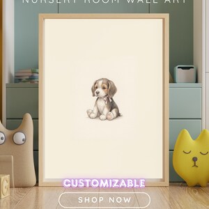 Puede incluir: Un cuadro de pared enmarcado que presenta una ilustraci&oacute;n centrada de un peque&ntilde;o cachorro de beagle con una cinta rosa claro alrededor del cuello. La impresi&oacute;n est&aacute; sobre un fondo crema en un marco de madera clara. El texto dice NURSERY ROOM WALL ART.