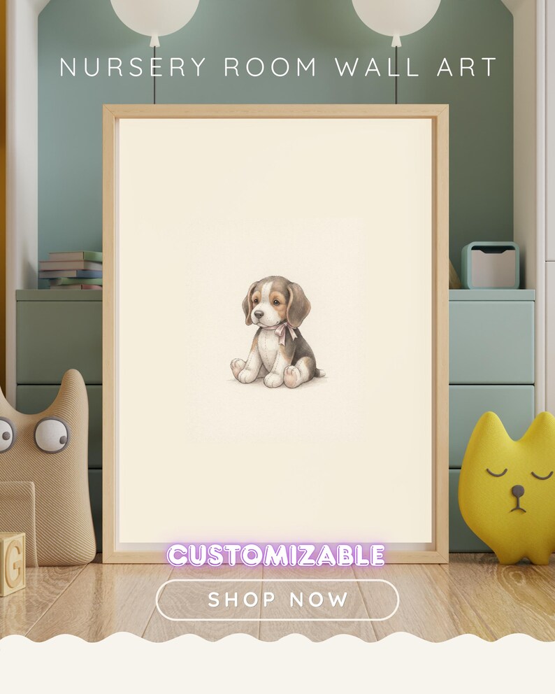 Puede incluir: Un cuadro de pared enmarcado que presenta una ilustraci&oacute;n centrada de un peque&ntilde;o cachorro de beagle con una cinta rosa claro alrededor del cuello. La impresi&oacute;n est&aacute; sobre un fondo crema en un marco de madera clara. El texto dice NURSERY ROOM WALL ART.
