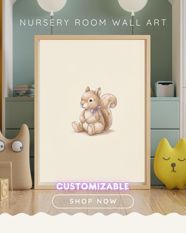 Puede incluir: Una impresi&oacute;n de arte mural enmarcada que presenta una ilustraci&oacute;n de una ardilla de color marr&oacute;n claro con una peque&ntilde;a cinta morada alrededor del cuello, sobre un fondo crema. El texto NURSERY ROOM WALL ART, CUSTOMIZABLE y SHOP NOW es visible.