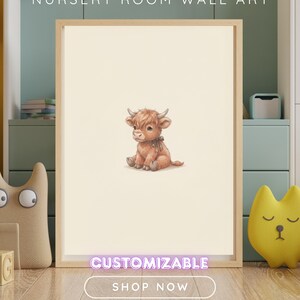 Puede incluir: Un marco de madera rectangular que contiene una impresi&oacute;n de un peque&ntilde;o y esponjoso ternero Highland de color marr&oacute;n claro sentado. La impresi&oacute;n presenta el texto NURSERY ROOM WALL ART arriba y las palabras CUSTOMIZABLE y SHOP NOW abajo.