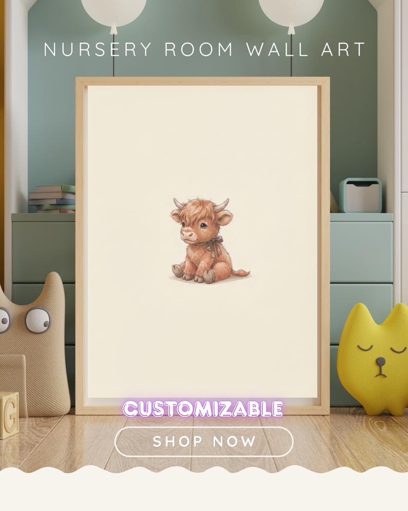 Puede incluir: Un marco de madera rectangular que contiene una impresi&oacute;n de un peque&ntilde;o y esponjoso ternero Highland de color marr&oacute;n claro sentado. La impresi&oacute;n presenta el texto NURSERY ROOM WALL ART arriba y las palabras CUSTOMIZABLE y SHOP NOW abajo.