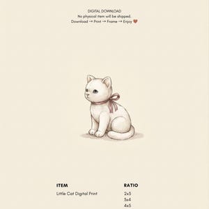 Puede incluir: Una impresi&oacute;n digital que muestra un gato de peluche color crema con costuras visibles y un lazo marr&oacute;n atado al cuello. El texto dice: DIGITAL DOWNLOAD, No physical item will be shipped, Download -> Print -> Frame -> Enjoy, ITEM Little Cat Digital Print, RATIO 2x3, 3x4, 4x5, ISO.