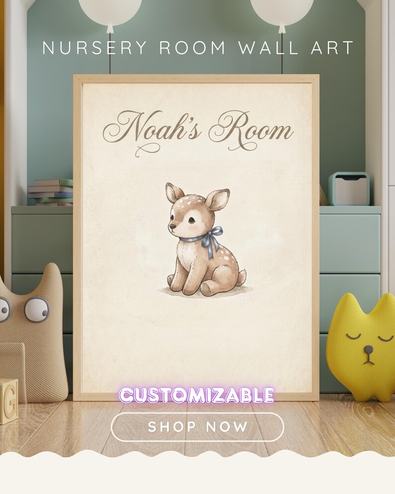 Op de afbeelding: Een rechthoekige wandkunstprint in een lichthouten lijst met een beige achtergrond en de tekst Noah's Room in een donkerbruin scriptlettertype. Onder de tekst staat een aquarelillustratie van een klein bruin reekalfje met een blauw lint.