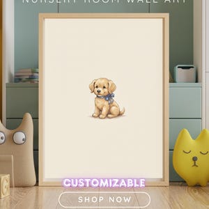 K&ouml;nnte beinhalten: Ein gerahmtes Wandbild mit einem hellbraunen Welpen, der ein blaues Band um den Hals tr&auml;gt, zentriert auf einem cremefarbenen Hintergrund. Der Text NURSERY ROOM WALL ART, CUSTOMIZABLE und SHOP NOW ist in heller Schrift auf dem Bild gedruckt.