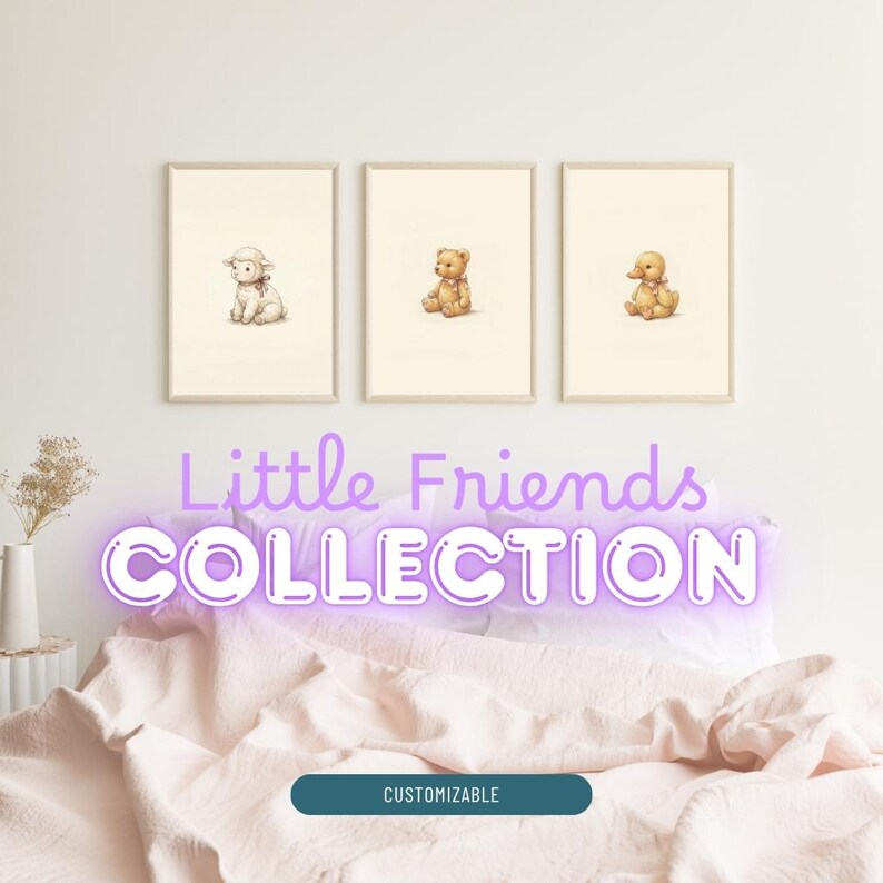 Może przedstawiać: Trzy oprawione grafiki ścienne przedstawiające białą owieczkę, brązowego misia i ż&oacute;łte kaczątko na kremowym tle. Napis Little Friends COLLECTION jest w kolorze fioletowym, a ciemnoniebieski przycisk zawiera słowo CUSTOMIZABLE.
