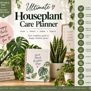 Può includere: Un planner per la cura delle piante d'appartamento con rilegatura a spirale, copertina bianca con foglie di monstera verdi e il testo Good Plants Brighter Days. È circondato da piante in vaso, un annaffiatoio verde e libri impilati.