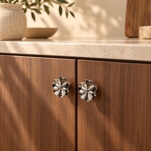 Silver Flower Knobs, Floral Cabinet Knobs, Chrome Drawer Knobs, Decorative Dresser Knobs, Modern Furniture Hardware imagen 12