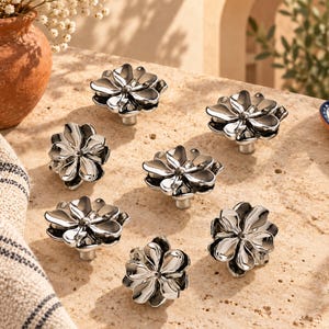 Silver Flower Knobs, Floral Cabinet Knobs, Chrome Drawer Knobs, Decorative Dresser Knobs, Modern Furniture Hardware imagen 2