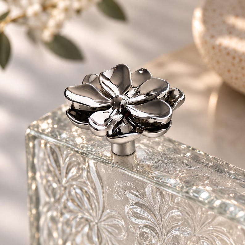 Silver Flower Knobs, Floral Cabinet Knobs, Chrome Drawer Knobs, Decorative Dresser Knobs, Modern Furniture Hardware imagen 4