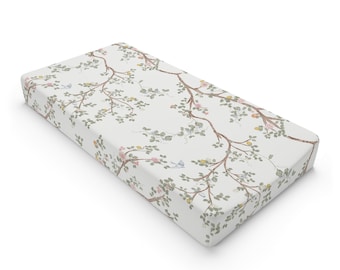 Funda para cambiador de bebé con estampado de ramas florales / Habitación infantil en tonos neutros, estampado botánico.