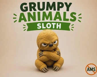Może przedstawiać: Beżowa figurka leniwca z grymasem na twarzy i skrzyżowanymi ramionami. Nad leniwcem widnieje napis GRUMPY ANIMALS SLOTH zielonymi literami. W prawym dolnym rogu znajduje się małe pomarańczowe kółko z przekreślonymi literami AMS.
