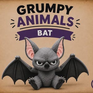 Puede incluir: Una figura de murciélago gris con grandes orejas forradas de rosa y una expresión ceñuda, sentada con las alas extendidas. Sobre el murciélago, el texto GRUMPY ANIMALS BAT aparece en una banda morada. Logo AMS en la esquina inferior derecha.