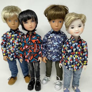 Puede incluir: Cuatro muñecos vestidos con camisas estampadas y vaqueros. Las camisas presentan varios diseños, incluyendo globos y patrones abstractos. Los muñecos tienen diferentes peinados y están de pie uno al lado del otro.