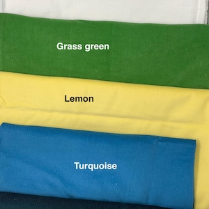 Pu&ograve; includere: Sei campioni di tessuto impilati con una trama in velluto a coste sottile. I colori sono etichettati come Sage, Cream, Grass green, Lemon, Turquoise e Bottle green. Ogni pezzo di tessuto &egrave; rettangolare e disposto orizzontalmente in pila.