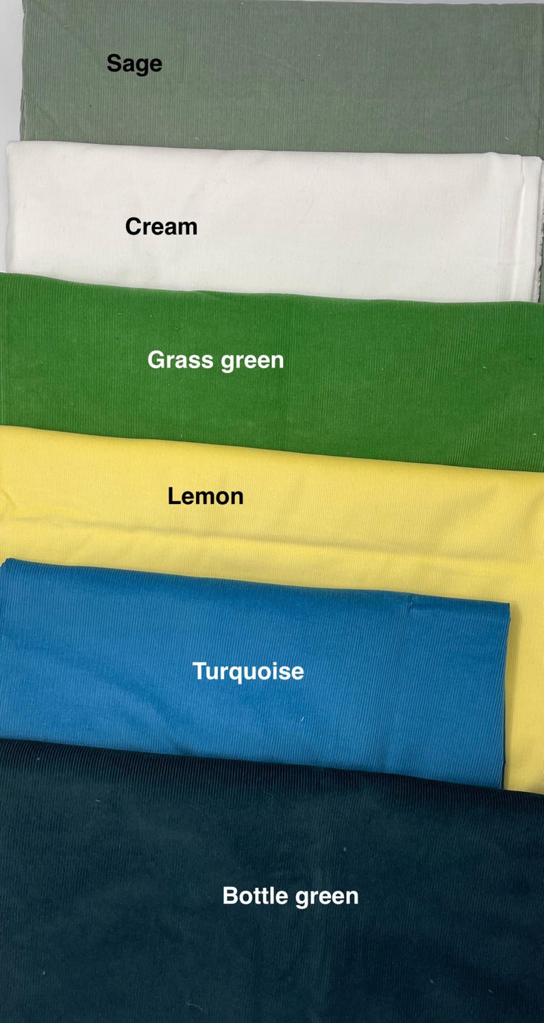 Pu&ograve; includere: Sei campioni di tessuto impilati con una trama in velluto a coste sottile. I colori sono etichettati come Sage, Cream, Grass green, Lemon, Turquoise e Bottle green. Ogni pezzo di tessuto &egrave; rettangolare e disposto orizzontalmente in pila.