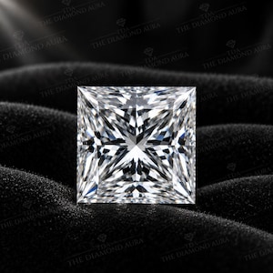 Può includere: Una pietra preziosa taglio princess di forma quadrata con sfaccettature brillanti. La pietra è chiara e incolore, mostra linee geometriche nitide e motivi di riflessione della luce sulla superficie, posizionata su uno sfondo in tessuto scuro.