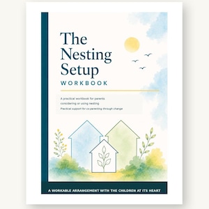 Könnte beinhalten: Das Nesting Setup Workbook ist ein 20-seitiges druckbares PDF für Eltern. Das Cover zeigt einen weißen Hintergrund mit Aquarellillustrationen von drei Häusern, einer gelben Sonne und Vögeln. Der Text umfasst The Nesting Setup WORKBOOK und A workable arrangement with the children at its heart.