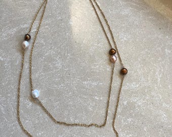 Necklace with natural pearls