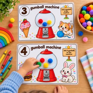Puede incluir: Dos tapetes educativos con ilustraciones de máquinas de chicles con el texto 3 gumball machine y 4 gumball machine. Cada tapete incluye una esfera transparente, una base roja e instrucciones para añadir pompones de colores.